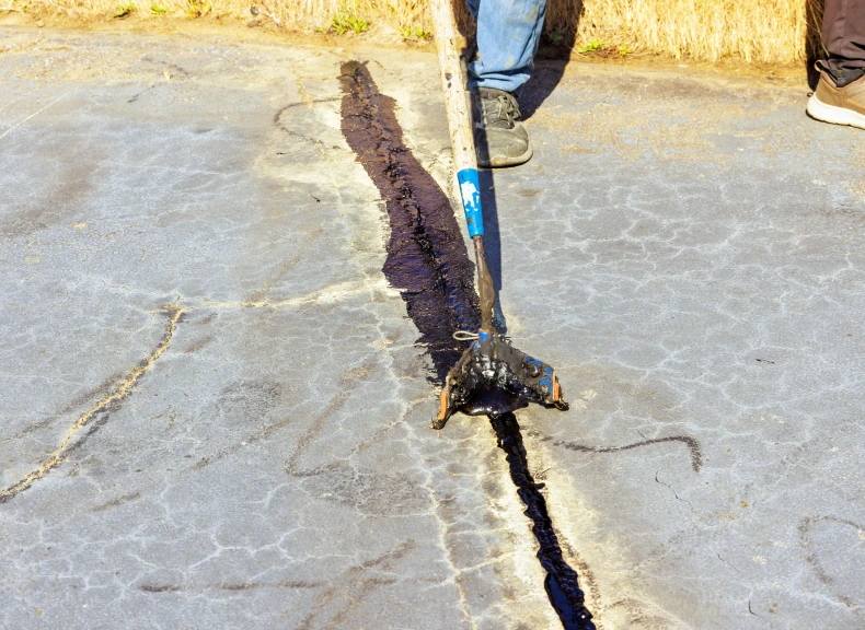 Road maintenance with tar sealant tool